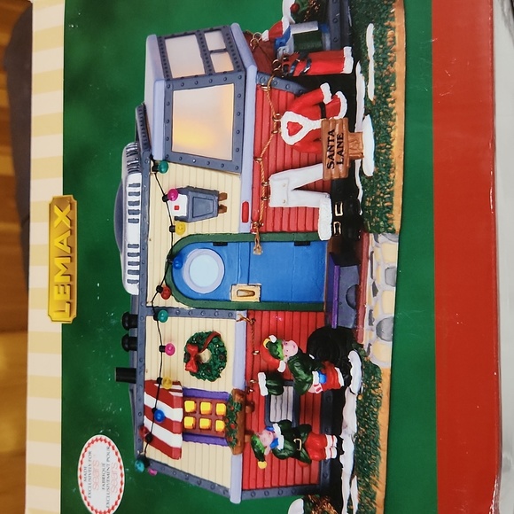 BNIB LEMAX Coventry Cove VHTF Santa Lane Trailer for Christmas Village-Light Up - Picture 1 of 5